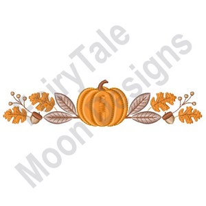 Puede incluir: Diseño bordado con una calabaza, hojas y bellotas. La calabaza es naranja y las hojas son marrones y naranjas. Las bellotas son marrones.