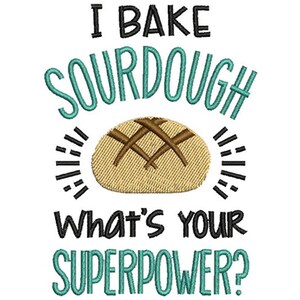 Può includere: Un disegno per ricamo che raffigura una pagnotta di lievito naturale color marrone chiaro con linee di taglio marrone scuro al centro. Il testo recita I BAKE SOURDOUGH WHAT'S YOUR SUPERPOWER? in lettere color ottanio e nero, con trattini.