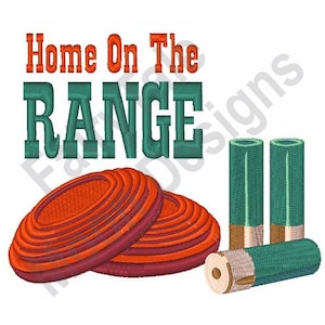 Puede incluir: Texto "Home On The RANGE" con tres cartuchos de escopeta verdes y tres platos de arcilla naranja.