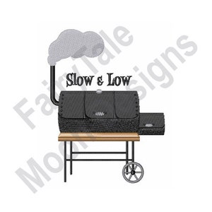 Pode incluir: Design bordado de uma churrasqueira preta com o texto "Slow & Low". A churrasqueira tem uma chaminé com uma lufada de fumo cinzento, e está sobre uma mesa de madeira com pernas de metal e uma roda. Fundo branco.