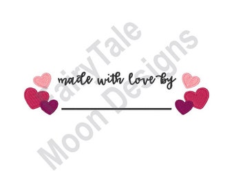 Może przedstawiać: Czarno-biała grafika z tekstem "made with love by" i linią pod spodem. Po lewej stronie tekstu znajdują się trzy różowe i czerwone serca, a po prawej stronie tekstu trzy różowe i czerwone serca.