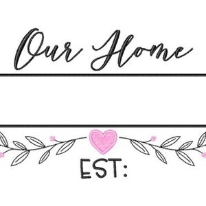 Könnte beinhalten: Ein dekoratives Design mit den Worten "Our Home" in Schreibschrift über einer horizontalen Linie. Darunter ein Blumendesign mit einem rosa Herz und dem Wort "EST:" in Blockschrift.