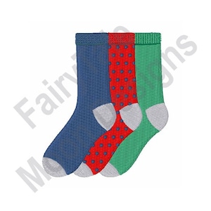 Può includere: Tre paia di calzini, uno blu, uno rosso con pois bianchi e uno verde. I calzini sono piegati e impilati uno sopra l'altro.