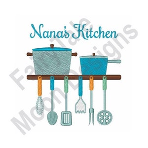Puede incluir: Un estante de madera marrón con dos ollas azules y seis utensilios de cocina colgados. El texto "Nana's Kitchen" está por encima del estante.