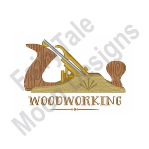Könnte beinhalten: Ein Holzhobel mit einer Metallklinge und einem Holzgriff. Der Hobel liegt auf der Seite mit der Klinge nach oben. Der Text "WOODWORKING" befindet sich unter dem Hobel.