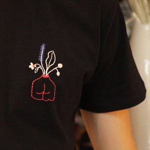 Hand embroidered unisexe cotton t-shirt Cul en fleur