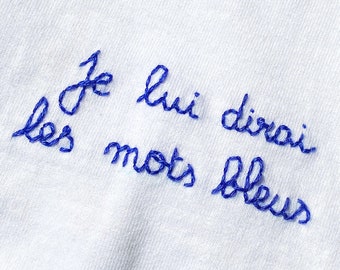 Hand embroidered unisexe  cotton t-shirt Les mots bleus