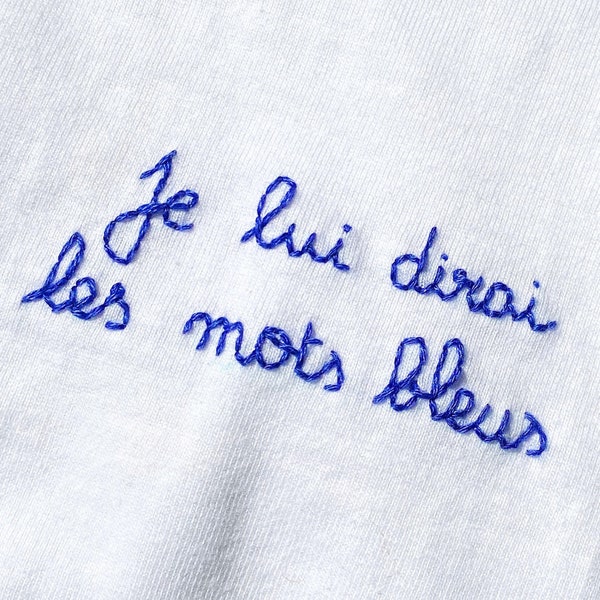 Hand embroidered unisexe  cotton t-shirt Les mots bleus