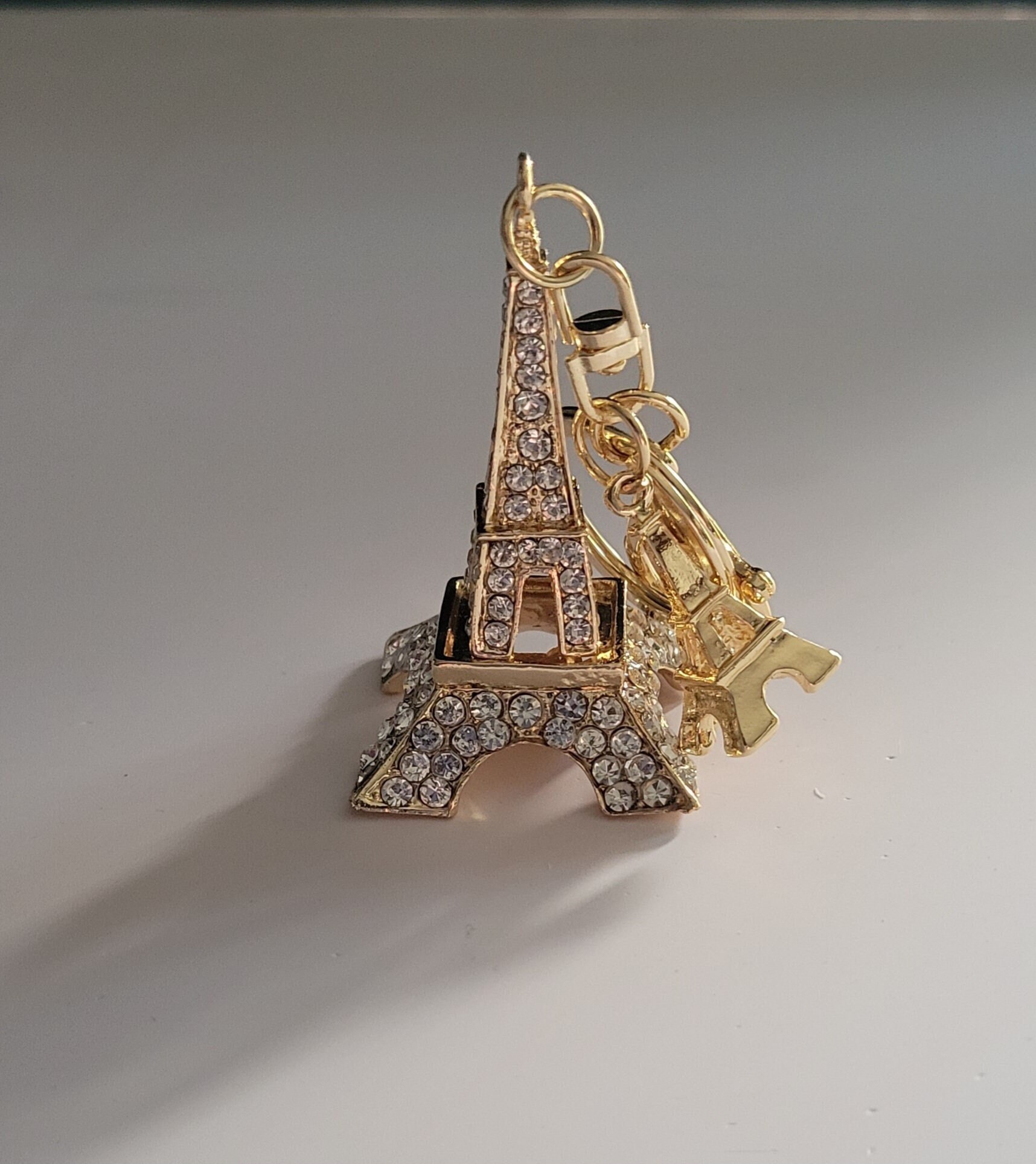  City-Souvenirs Gold Eiffel Tower Key Chain Favors : Home &  Kitchen