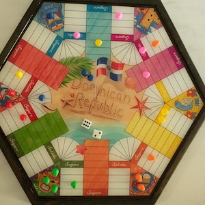 Parcheesi-bord voor 6 spelers: bord Dominicaanse Republiek. Handgemaakt met hout, glitter en hars. Natuurlijke kleur