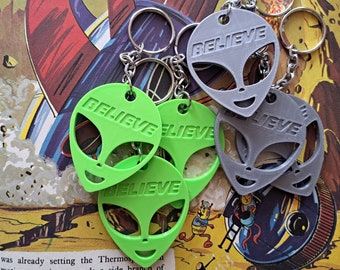 Alien Face Keyring Keychain BELIEVE in green or grey