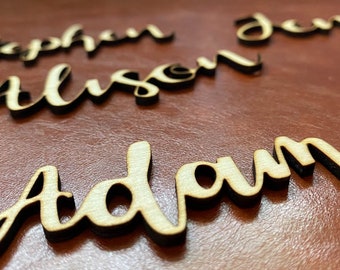 Tarjetas de lugar con nombre de madera cortadas con láser: Decoración de mesas de boda
