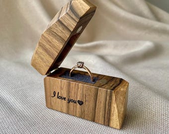 Boîte fine pour bagues de fiançailles. Proposition de boîte à bagues en noyer. Boîte à alliances gravée