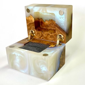 Luxe ringdragerbox voor voorstel van epoxy en hout. Leuke verlovingsringhouder van hars. Compacte houten ringendoosje als cadeau