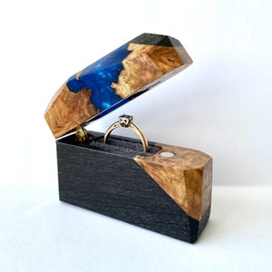 Caja para anillos de madera negra y resina esmeralda. Caja para anillos de compromiso de epoxi verde artístico. Caja pequeña para joyas. Caja de regalo para anillos