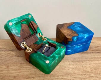 Handgemaakte ringendoos van epoxyhout: slanke verlovingsringhouder