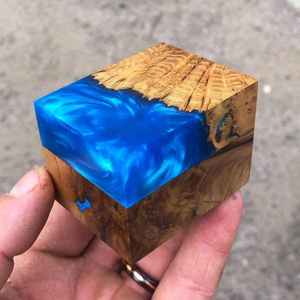 Slim.Blue resin and wood engagement ring box. Engagement ring box. Jewelry ring box. Engraved ring box. Unique proposal ring box.