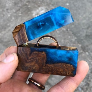 Luxe ringendoos van epoxy en hout. Leuke houder voor verlovingsringen van hars. Compacte gepersonaliseerde ring als cadeau
