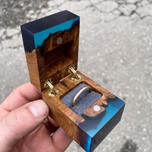 Slim.Blue resin and wood engagement ring box. Engagement ring box. Jewelry ring box. Engraved ring box. Unique proposal ring box.