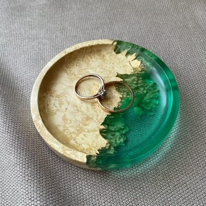 Round Resin Wood Ring Dish, Gift for Her, Engagement Ring Holder, Wedding Ring Dish, Wedding Gift, Newlywed Gifts, 5th Anniversary Gifts