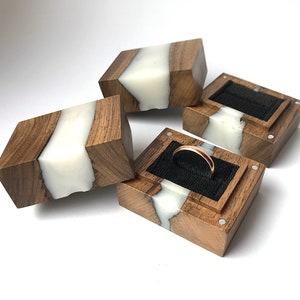 Slim.resin and wood engagement ring box. Engagement ring box. Jewelry ring box. Engraved ring box. Unique proposal ring box.