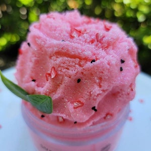 Peut inclure: Slime rose parfum&eacute; &agrave; la fraise avec des p&eacute;pites noires et blanches dans un pot transparent &eacute;tiquet&eacute; "Strawberry Fluff".