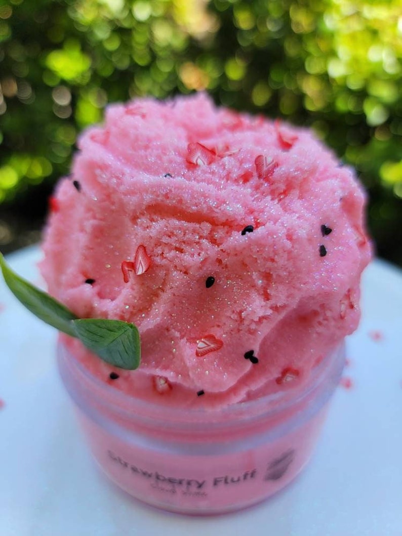 Peut inclure: Slime rose parfum&eacute; &agrave; la fraise avec des p&eacute;pites noires et blanches dans un pot transparent &eacute;tiquet&eacute; "Strawberry Fluff".