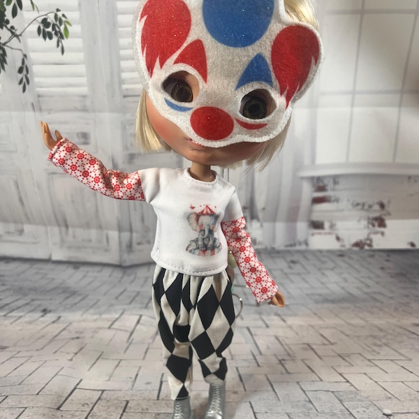 Traje de payaso de circo Blythe. Pantalones de genio, camiseta, máscara y botas plateadas.