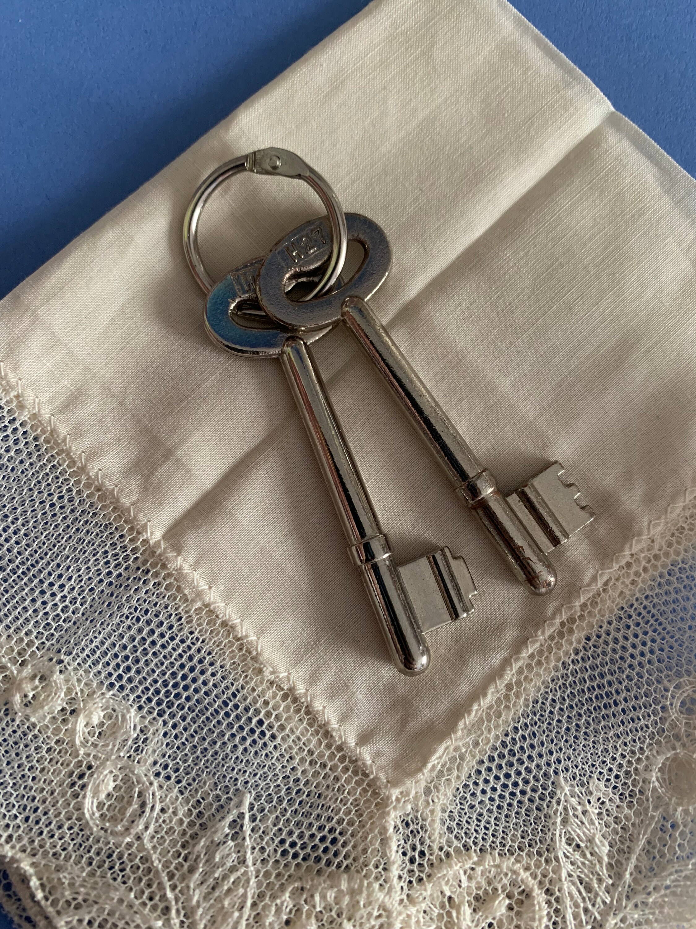 え Vintage Pair of Skelton Silver Metal Solid Barrel Metal Keys - Etsy