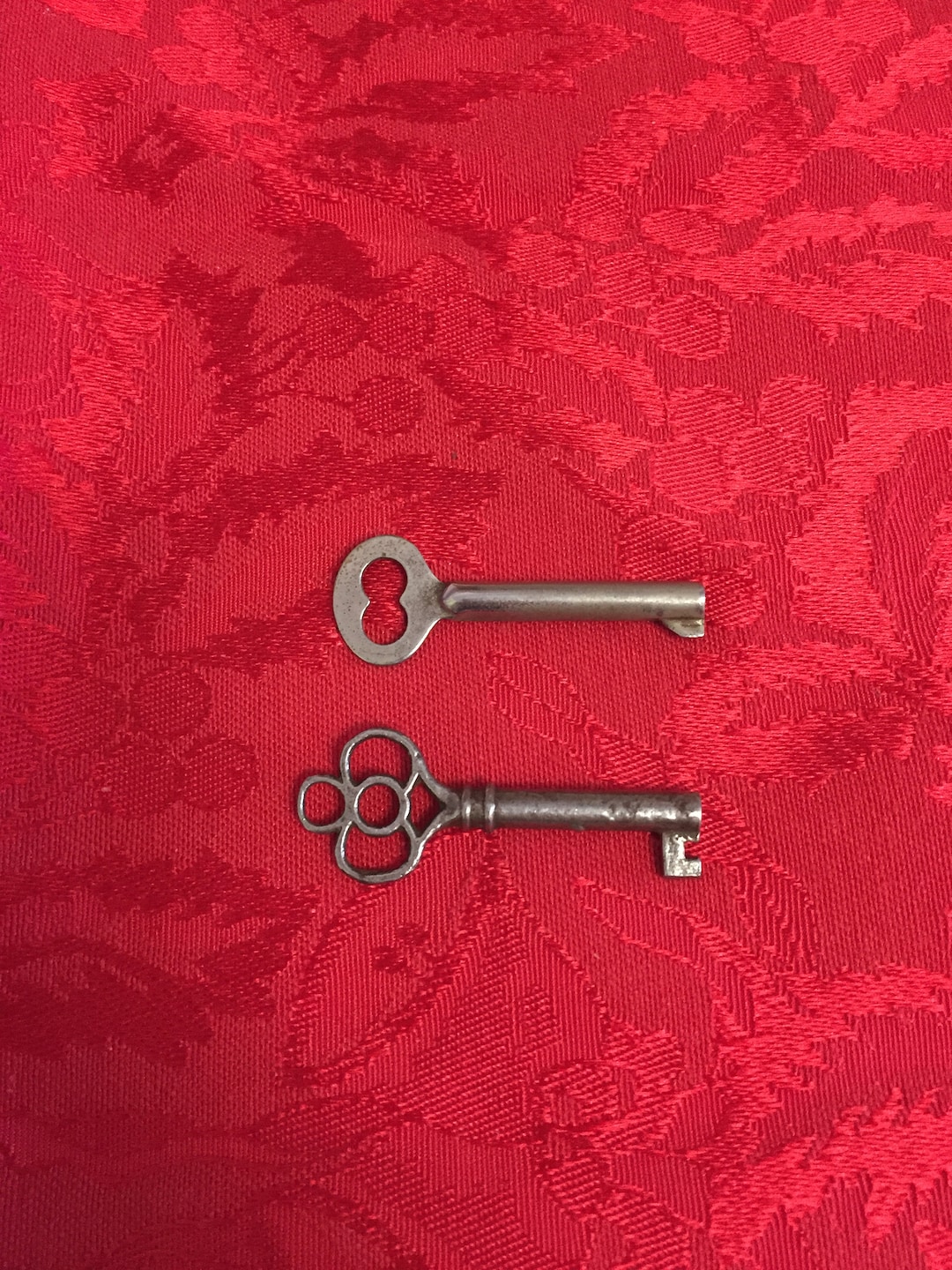 Vintage Old Keys/ 2 Assorted Keys/ Jewelry Supply / 2 Ornate Keys / 2 Metal Keys / 2 Antique