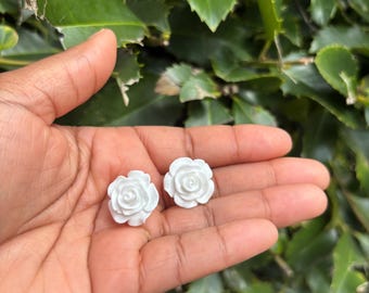 White Resin Flower Earrings-1 inch