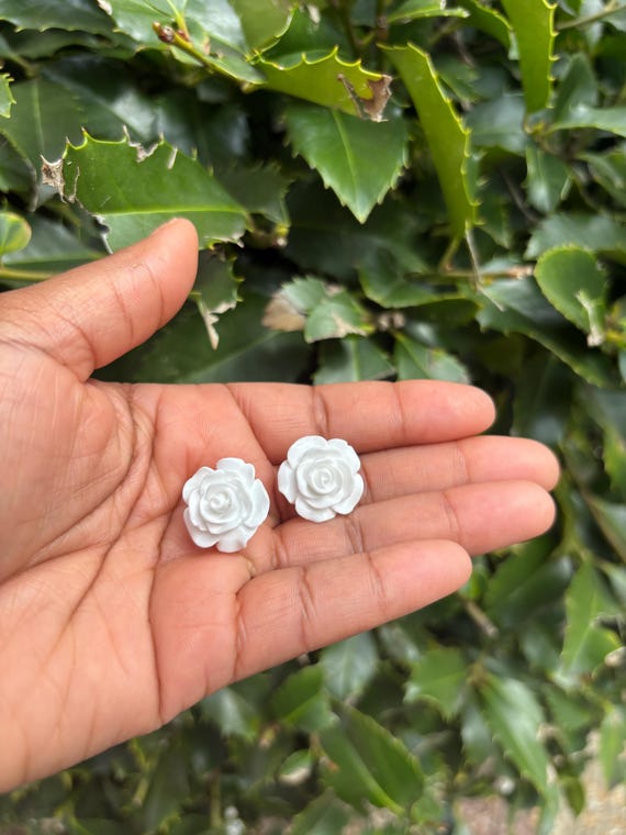 White Resin Flower Earrings-1 inch