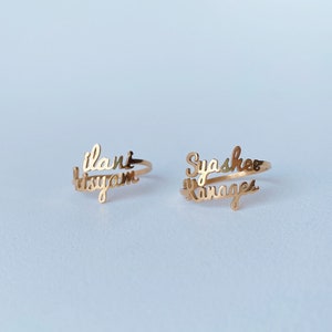 Puede incluir: Dos anillos de oro con los nombres "Ilani Itsyam" y "Syashee Ranages" escritos en ellos.