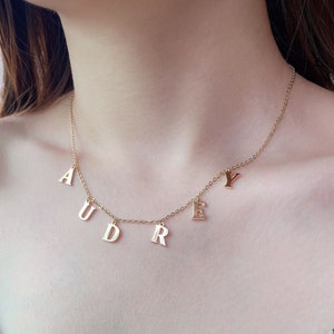 Personalizado pendurado nome inicial colar personalizado espaço carta nome colar inicial colar nome gargantilha presentes de prata esterlina para ela