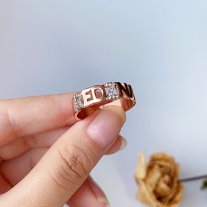 Anillo de nombre de pedrería personalizado 5 mm ancho anillo de anillo de nombre personalizado conjunto con zircon blanco inicial letter anillo parejas anillo regalo para ella