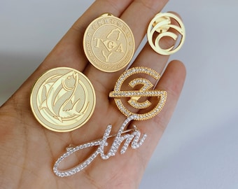 Broche de logo personnalisée Personnalisé Tout logo Épingle en relief Épingle en diamant Personnalisé Entreprise Pin Badge d’école Cadeaux commémoratifs pour les membres