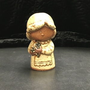 vintage ARDCO, Fine Quality Dallas, Made in Japan sel ou poivre SINGLE SHAKER figurine, fille avec un bouquet / cluster de décoration de cuisine raisins