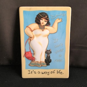 Vintage Ceramic WALL DECORATIVE TILE, &quot; De - nile No es solo un río. Es una forma de vida&quot;; medidas 1/4&quot; Grosor x 5 1/2&quot; Largo x 8&quot; Alto