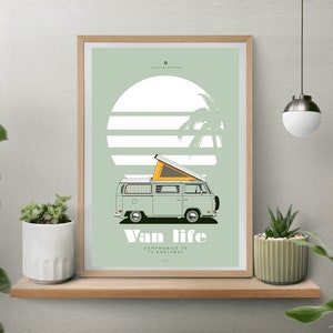 Peut inclure: Une affiche verte et blanche avec un camping-car bleu clair avec un toit relevable. Le camping-car roule vers un coucher de soleil avec des palmiers en arrière-plan. Le texte sur l'affiche indique "Van life Campmobile T2 Earlybay".