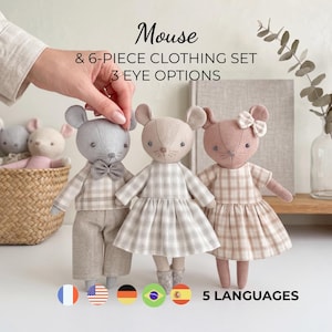 Puede incluir: Tres muñecos de ratón de peluche con rasgos bordados y orejas redondas. El ratón de la izquierda lleva camisa y pantalones de cuadros con pajarita. Los ratones del centro y la derecha llevan vestidos de cuadros, con un lazo blanco en la derecha.