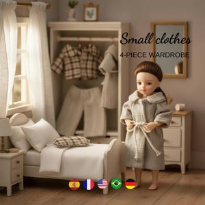 Può includere: Una bambola con un accappatoio grigio è in una camera da letto in miniatura. La scena comprende un letto, un armadio con vestiti piccoli e il testo "Small clothes 4-PIECE WARDROBE". La stanza è decorata con uno specchio e un comodino.