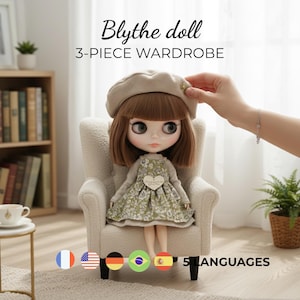 Puede incluir: Una muñeca Blythe con boina beige y vestido de estampado floral verde con un parche en forma de corazón, sentada en un sillón color crema. El texto dice Blythe doll 3-PIECE WARDROBE y 5 LANGUAGES, junto a cinco iconos circulares de banderas.