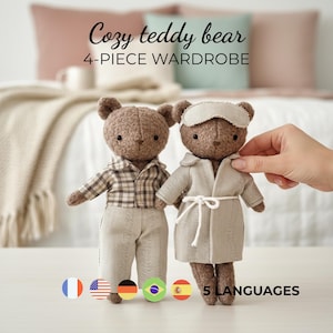 Op de afbeelding: Twee bruine teddyberen, een in een geruit overhemd en broek, de andere in een badjas en slaapmasker. De tekst luidt "Cozy teddy bear 4-piece wardrobe".