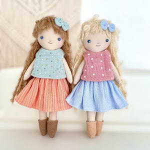 Patrón de costura para muñeca – Muñeca de trapo de 19 cm/7,5" fácil de coser, pequeña y con conjunto de ropa (PDF)