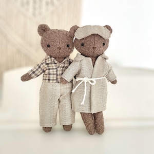 小さなテディベアの型紙（PDF） – パジャマ、ローブ、スリープマスク付き（19cm）