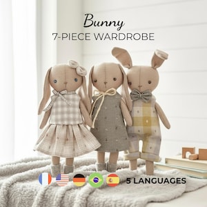 Puede incluir: Tres muñecas de conejito de peluche con trajes de tela. Los conejitos tienen orejas largas y ojos de botón, y visten vestidos y monos. El texto "Bunny 7-PIECE WARDROBE" está encima de las muñecas. La imagen también incluye banderas y el texto "5 LANGUAGES".