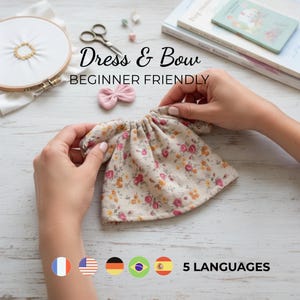 Op de afbeelding: Een kleine beige jurk met een bloemenpatroon van roze en gele bloemen, vergezeld van een kleine roze stoffen strik. De tekst Dress & Bow BEGINNER FRIENDLY is zichtbaar boven de jurk, samen met naaispullen en boeken.
