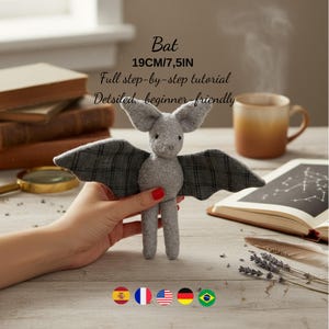 Puede incluir: Un murciélago de peluche gris con alas a cuadros, de aproximadamente 19 cm de altura. El murciélago tiene orejas grandes y está sostenido en una mano. El texto en la imagen dice "Bat, 19CM/7,5IN, Full step-by-step tutorial, Detsiled, beginner-friendly."