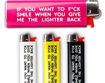 Juego de 4 encendedores – “Si quieres follar, sonríe cuando me devuelvas el encendedor”. Juego de encendedores con estampado - Regalo para tu pareja.