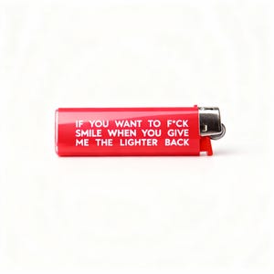 Pu&ograve; includere: Un accendino rosso con la scritta "IF YOU WANT TO F*CK SMILE WHEN YOU GIVE ME THE LIGHTER BACK" in bianco. L'accendino ha una parte superiore in metallo argentato e un corpo in plastica rossa.